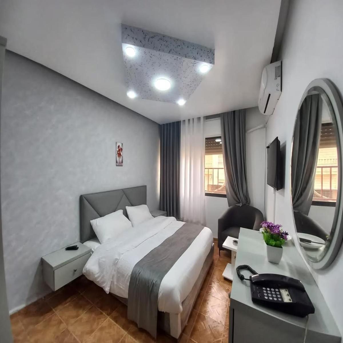 Al-Nujoom Hotel Suites Амман Екстер'єр фото